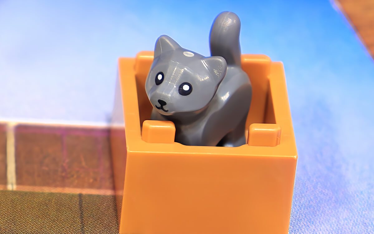 子猫の動物フィグとダンボール