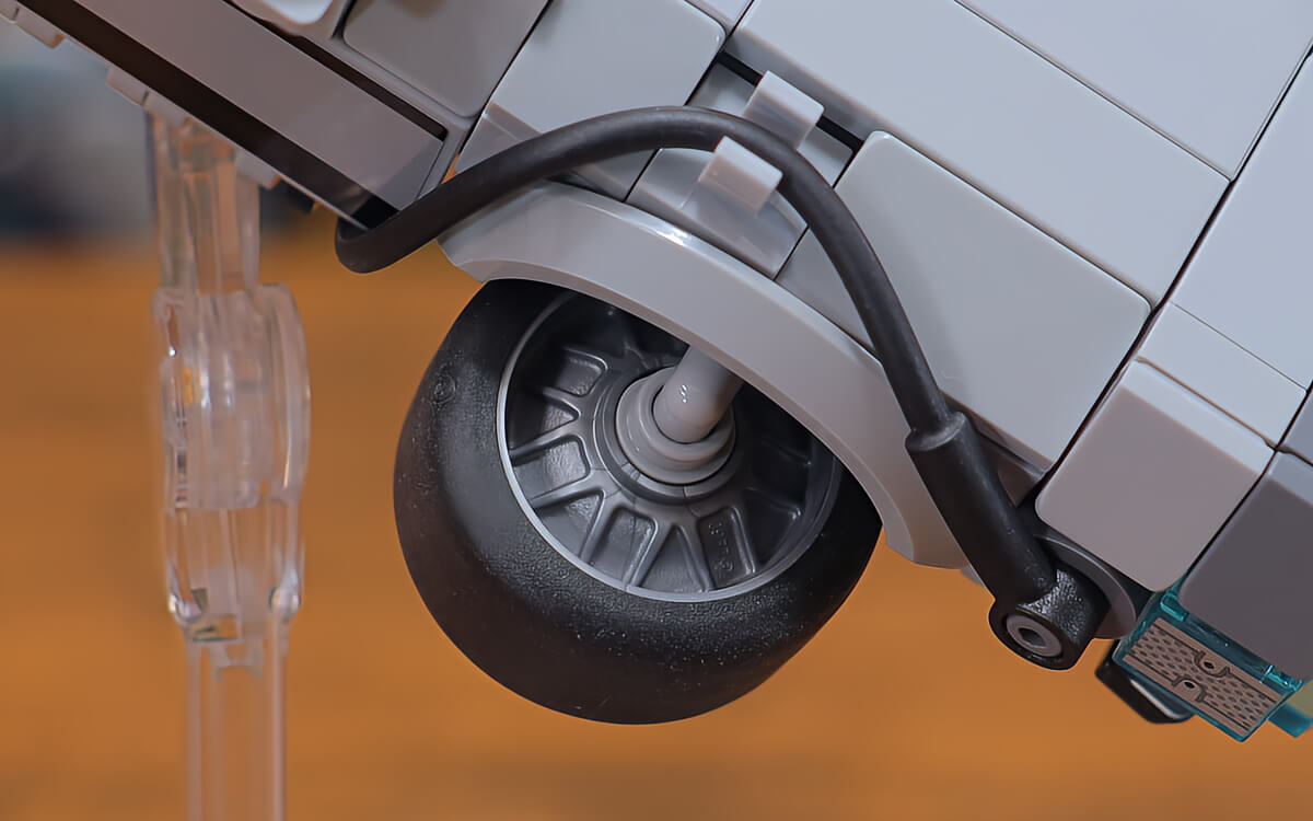 タイヤが水平になったデロリアン